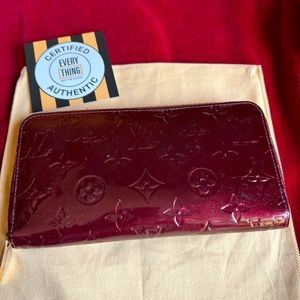 Louis Vuitton Zippy Wallet in Rouge Fauviste Monogram Vernis. Pre-owned.